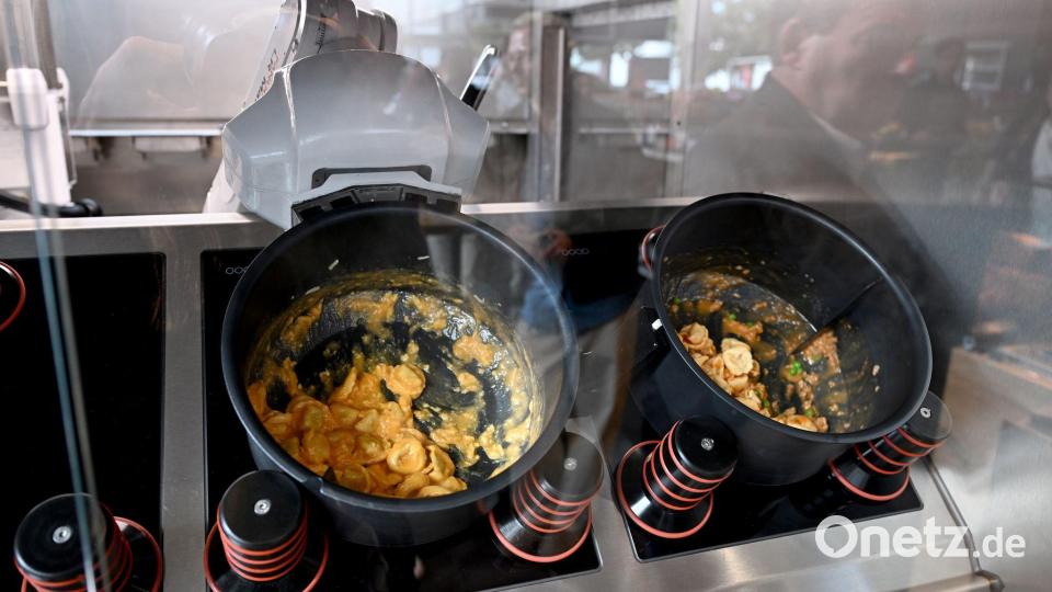 Rund fünf Minuten braucht der Kochroboter, um ein Gericht zu kochen. Bild: Felix Hörhager/dpa