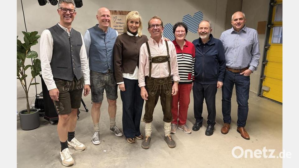 Das Geschäftsleitungsteam von Interliving Gleißner in Tirschenreuth, von links: Manfred Göhl, Inhaber Jörg Kulzer, Michaela Helm, Wolfgang Horn, Seniorchefin Liselotte Kulzer, Seniorchef Johann Kulzer und Markus Mayer. Bild: Tobi Kulzer