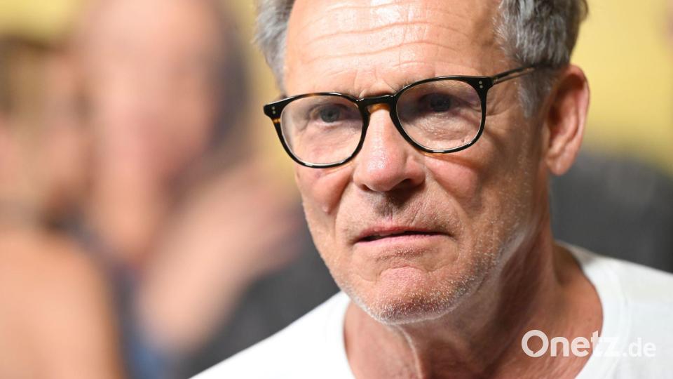 Christian Tramitz ermittelt in der neuen Staffel von „Hubert ohne Staller“ mit Hilfe einer Nussschnecke. (Archivbild) Bild: Felix Hörhager/dpa