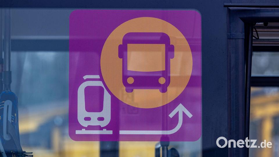 Schienenersatzverkehr mit Bussen dürfte auch 2027 wieder viele Fahrgäste erwarten. Archivbild: Armin Weigel/dpa
