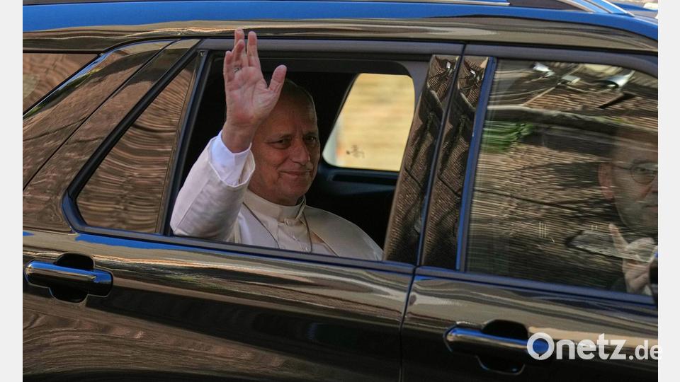 Aus seinem Auto heraus winkte Leo den Wartenden zu. Bild: Andrew Medichini/AP/dpa