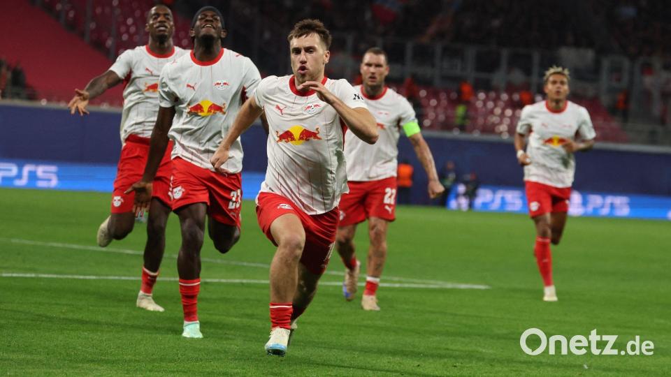 Brajan Gruda von RB Leipzig (M.) jubelt mit seinen Teamkollegen nach dem Treffer zum 1:0. Bild: Jan Woitas/dpa