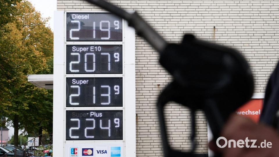 Der Tankrabatt soll Autofahrer angesichts hoher Spritpreise vorübergehend entlasten. (Archivbild) Bild: Sina Schuldt/dpa