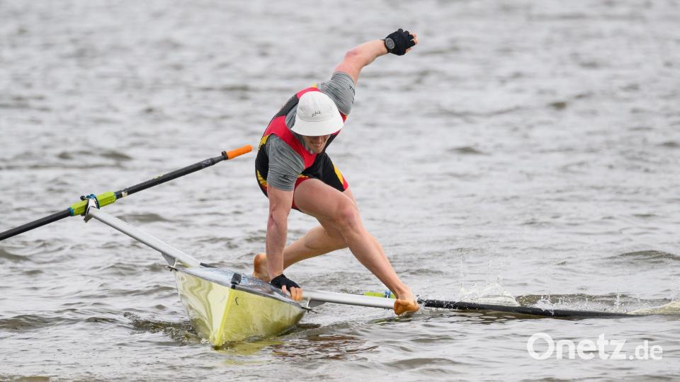 Aus den extra fürs Coastal Rowing gebauten Booten geht es nach dem Parcours zurück zum Strand. (Archivbild) Bild: Robert Michael/dpa