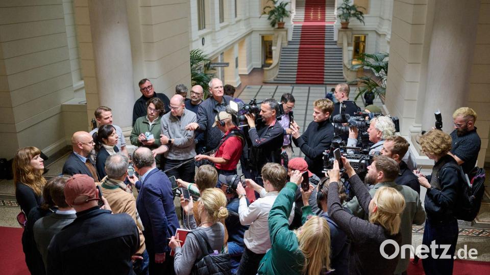 Bei der Fraktionssitzung der Linken herrscht großer Andrang von Medienvertretern. Bild: Soeren Stache/dpa