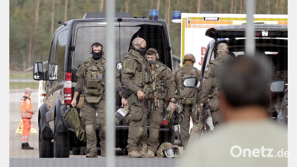 Der Flughafen war zeitweise abgeriegelt. Bild: Tizian Gerbing/dpa