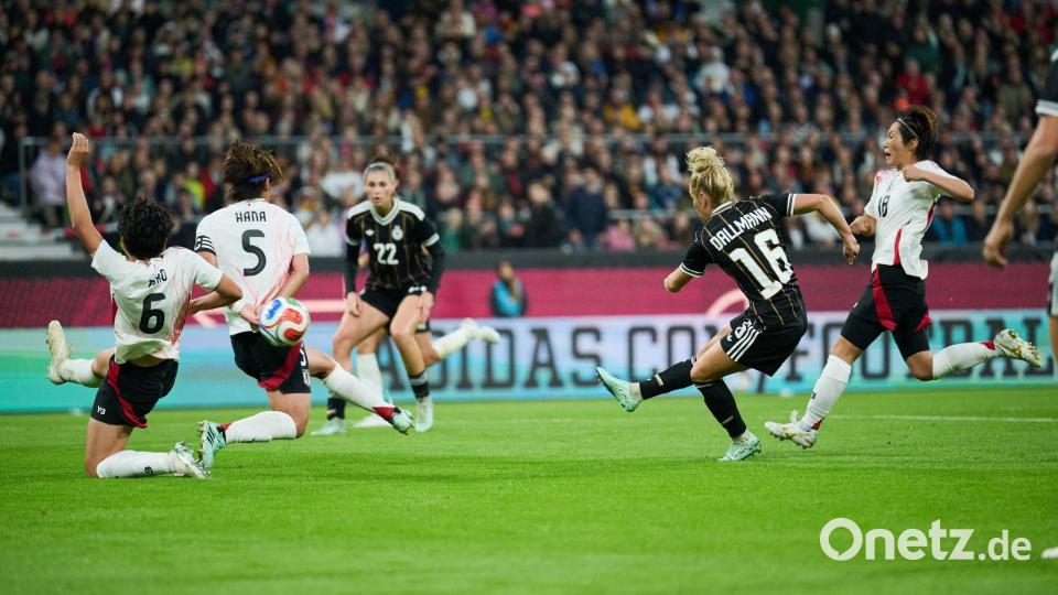 Satt getroffen: Linda Dallmann (r) erzielt das 1:1. Bild: Sebastian Christoph Gollnow/dpa
