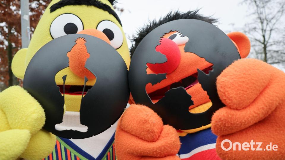 Ernie und Bert sind selbst gekommen, um in Hamburg ihre Ampel einzuweihen. (Archivbild) Bild: Christian Charisius/dpa