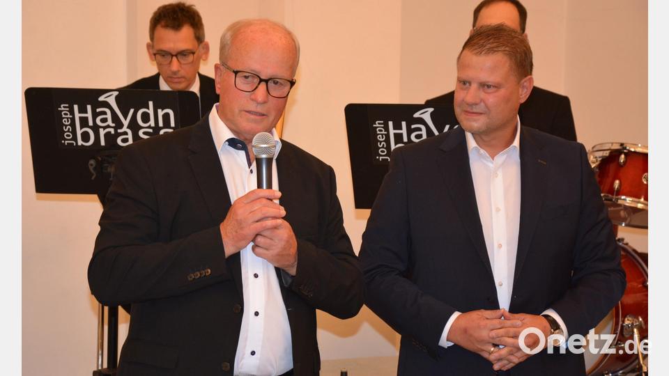 Mitterteichs Bürgermeister Stefan Grillmeier (rechts) und Kurt Haas begrüßten die Gäste des Benefizkonzerts in Fockenfeld.. Bild: Josef Rosner