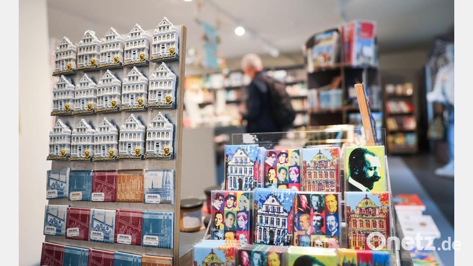 Kühlschrankmagneten und andere Souvenirs zum Buddenbrookhaus werden im Museumsshop "Buddenbrooks am Markt - Infocenter und Museumsshop" in der Lübecker Altstadt angeboten. Bild: Christian Charisius/dpa