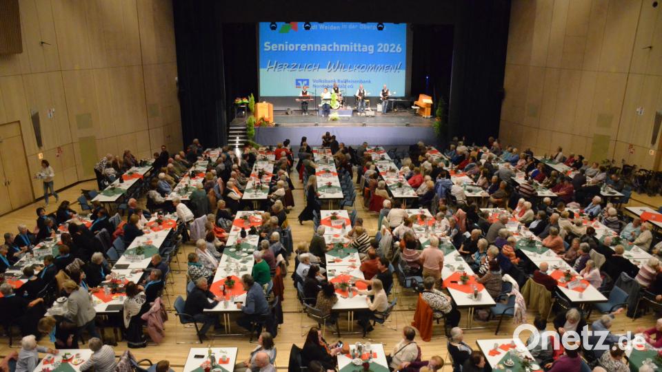 Rund 600 Menschen füllen die Max-Reger-Halle in Weiden beim Seniorennachmittag. Bild: Helmut Kunz