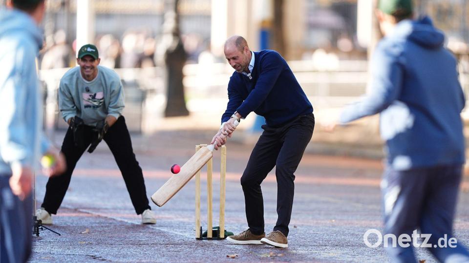 Sportlich: William, Prinz von Wales, trifft sich mit Cricket-Stars aus Großbritannien und Indien bei einer Sonderveranstaltung zum Earthshot Prize in London. Bild: Aaron Chown/PA Wire/dpa