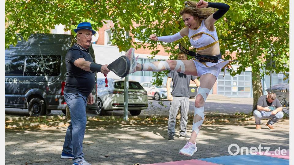 Rekordjägerin Palina Glebova stellt beim weitesten freihändigen Kampfsport-Kick einen Rekord von 2,64 Meter auf. Bild: Georg Wendt/dpa