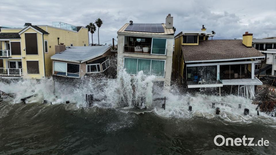 Wellen infolge des Tropensturms „Rachel“ brechen an Häusern am Strand von Long Beach. Bild: Jae C. Hong/AP/dpa
