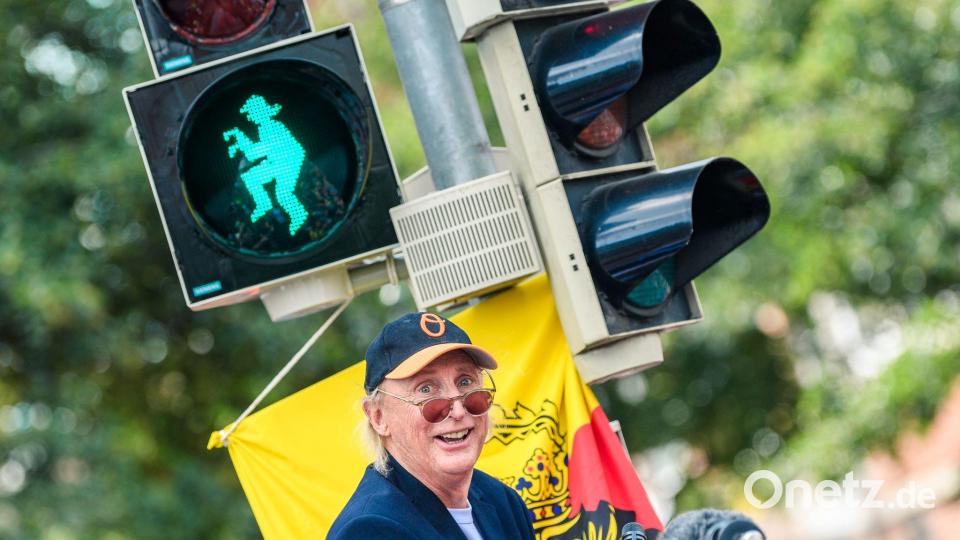 An Ampeln in Emden ist der hüpfende Komiker Otto mit wehenden Haaren zu sehen. (Archivbild) Bild: Mohssen Assanimoghaddam/dpa