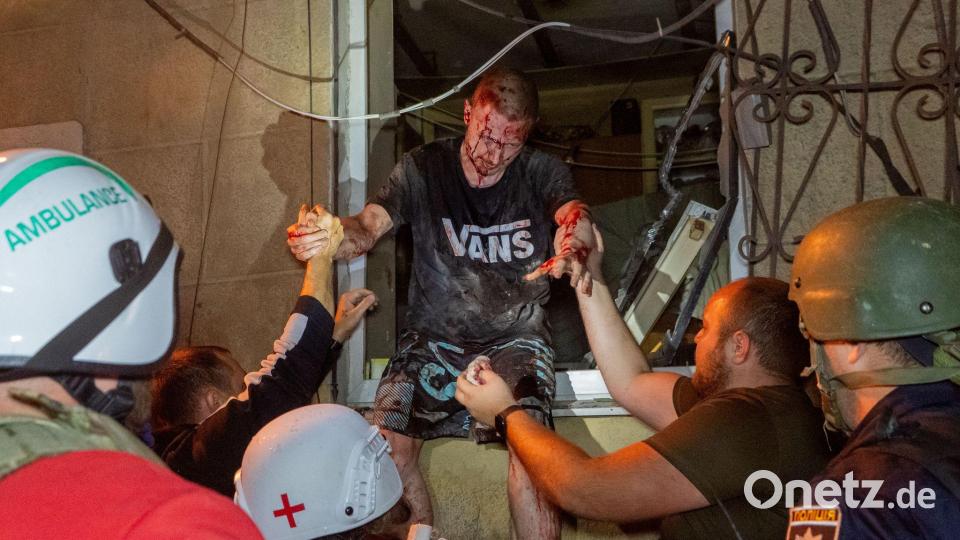 Rettungskräfte evakuieren einen verletzten Zivilisten, nachdem ein Wohnhaus bei einem russischen Luftangriff in Charkiw getroffen wurde. Bild: Andrii Marienko/AP/dpa