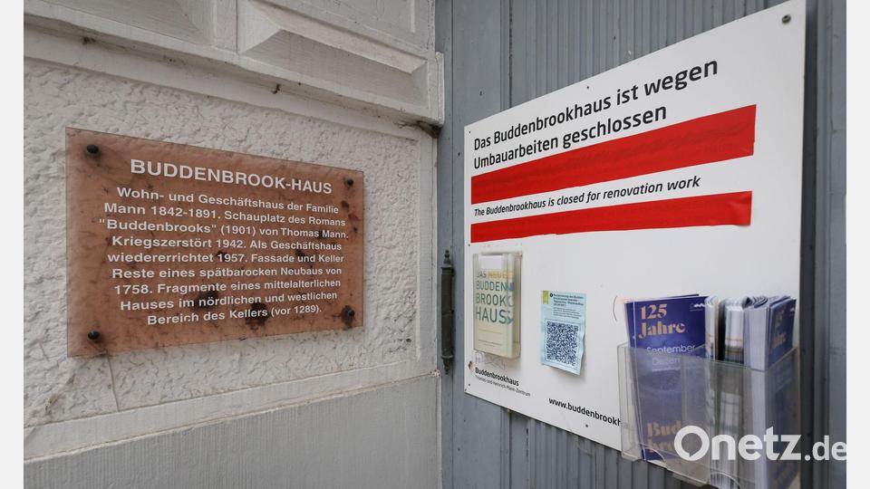 Ein Schild am geschlossenen Buddenbrookhaus in der Lübecker Altstadt weist auf die Umbauarbeiten hin. Bild: Christian Charisius/dpa