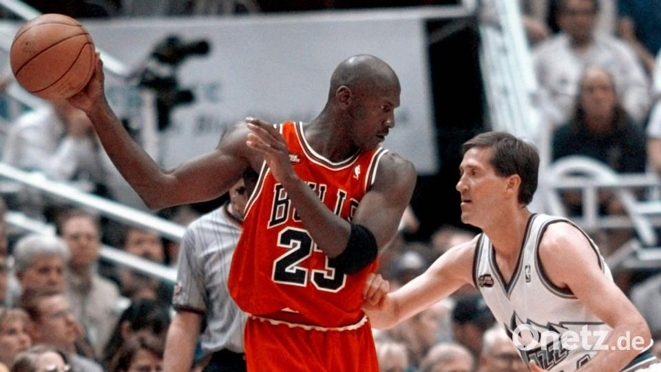 Für dieses Jordan-Trikot aus den NBA-Finals 1998 ist ein Rekord-Preis bezahlt worden. (Archivbild) Bild: MARK J. TERRILL/AP/dpa