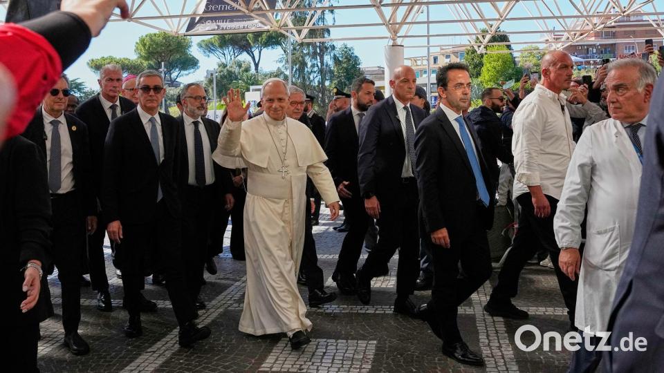 Papst Leo XIV. trifft in der Poliklinik „Agostino Gemelli“ in Rom ein, wo er operiert werden soll. Bild: Alessandra Tarantino/AP/dpa