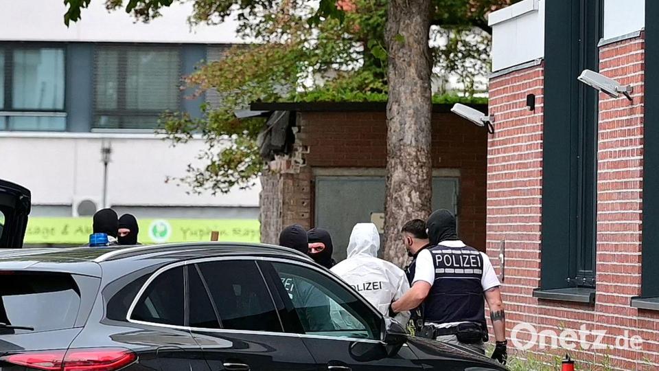 Zwei Männer werden von der Polizei zum Haftrichter am Amtsgericht Nürtingen geführt. Gestern gab es Verhaftungen im Zusammenhang mit einem Brand einer Starlink-Station in Polen im September. Bild: Jan-Philipp Strobel/dpa