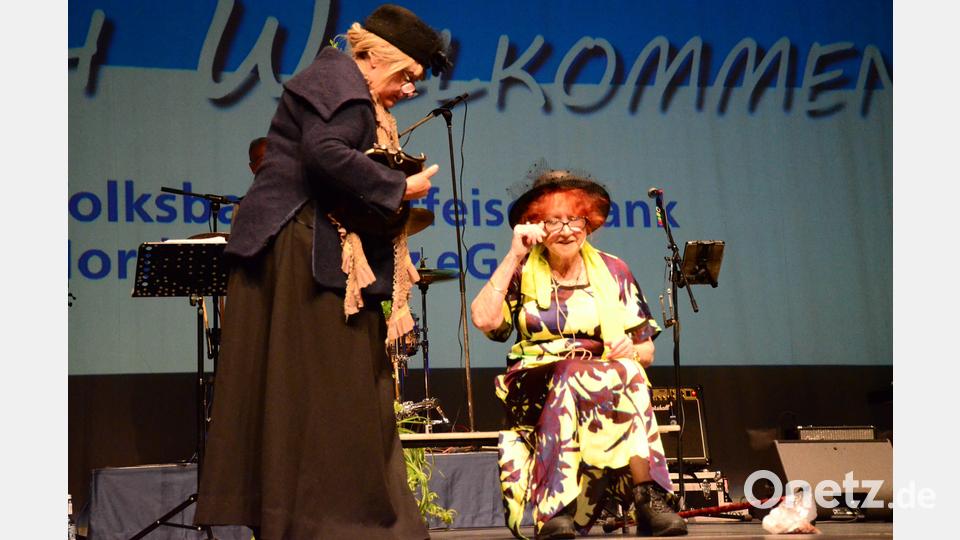 Bei der Sketche-Parade sind Vroni und Ruth in Aktion. Bild: Helmut Kunz