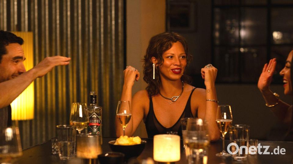 Siena, gespielt von Lilja van der Zwaag, hier in einer Dinner-Szene zu sehen, ist die Initiatorin des sexy „Schlüsselspiels“ in der Prime-Video-Serie „Friends Sex and Games“, deren Arbeitstitel einst „Game of Keys“ lautete. Bild: Sofia Cecilia Velasquez Cruz/Amazon MGM Studios/dpa