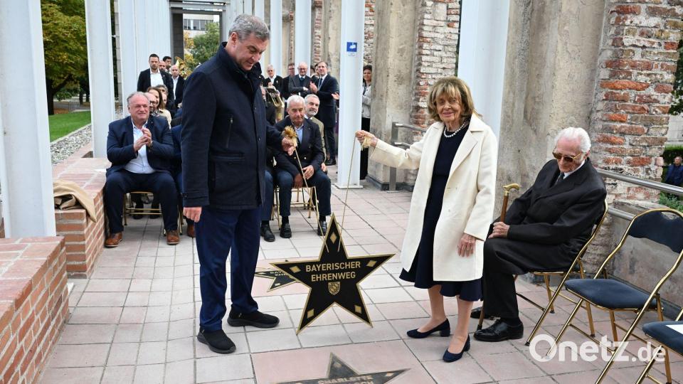 Bayerischer Ehrenweg: Markus Söder und Charlotte Knobloch enthüllen den ersten Stern. Bild: Felix Hörhager/dpa