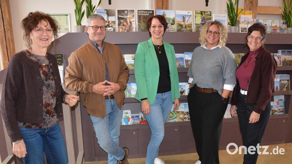 Die Organisatoren des vierten Konnersreuther Herbstmarktes: Inge Härtl (von links), Fördervereinsvorsitzender Uwe Rosner und Ulrike Sammet sowie Melanie Wenisch und Michaela Günthner vom Museumsteam. Bild: Josef Rosner