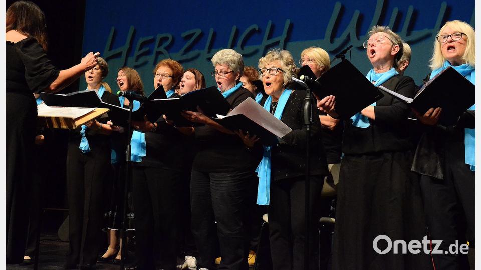 "Ein kleiner, grüner Kaktus" singt die Chorgemeinschaft "Chorisma". Bild: Helmut Kunz