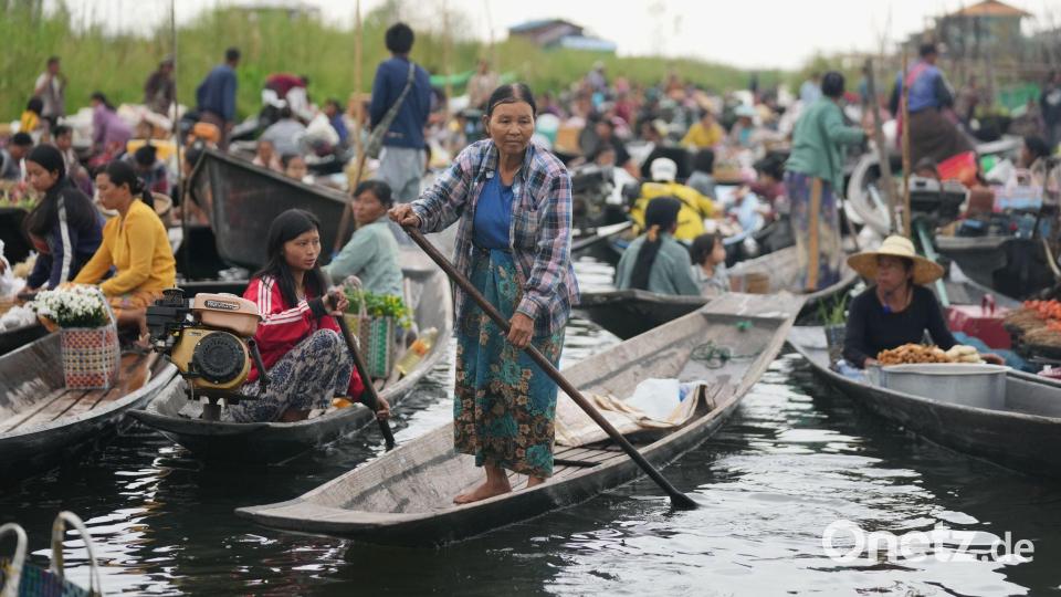 Einheimische rudern auf dem Inle-See in Myanmar mit ihren Booten auf einem dortigen schwimmenden Markt. Bild: Thein Zaw/AP/dpa