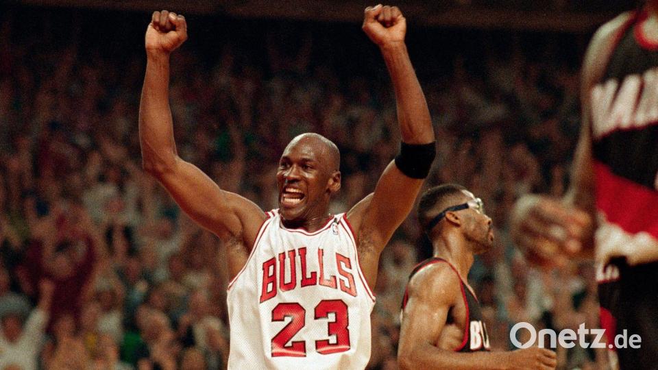 Die legendäre 23: Michael Jordan. (Archivbild) Bild: John Swart/AP/dpa