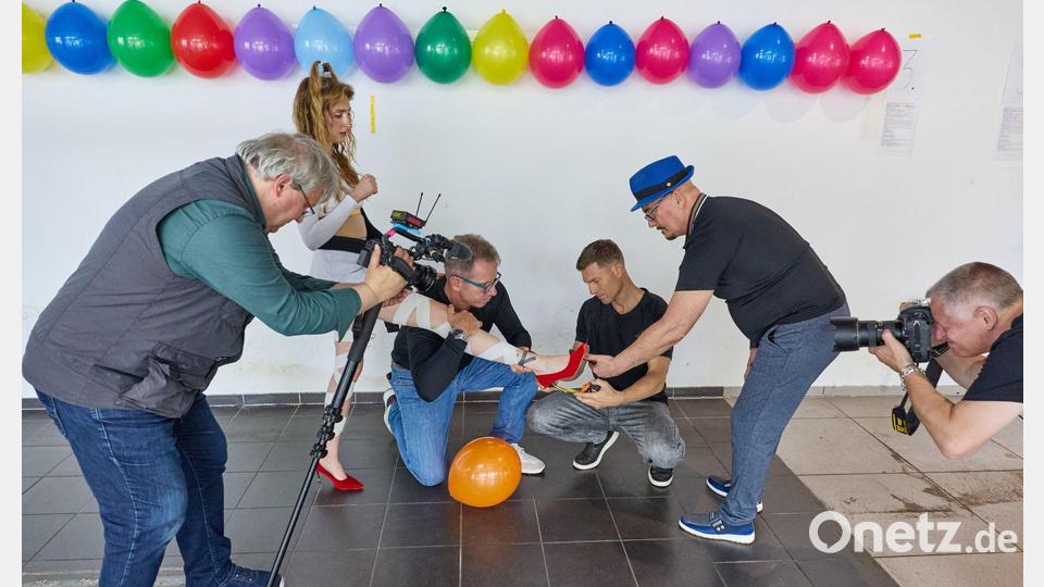 Für die Versuche hat Palina Glebova ein ganzes Team aus Helfern an ihrer Seite. Bild: Georg Wendt/dpa