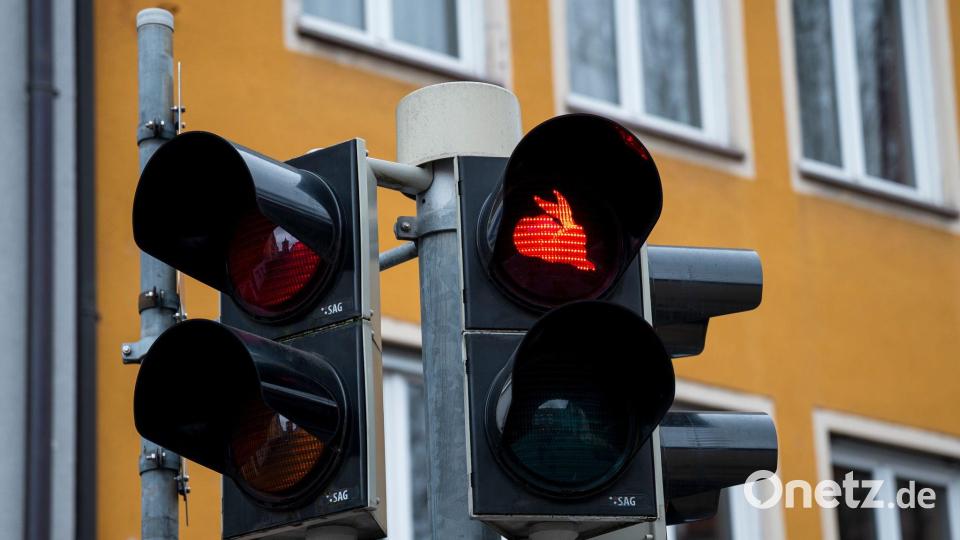 In Nürnberg zeigt die Ampel nach Albrecht Dürers Vorbild einen sitzenden (Rot) und einen springenden Feldhasen (Grün). (Archivbild) Bild: Daniel Vogl/dpa
