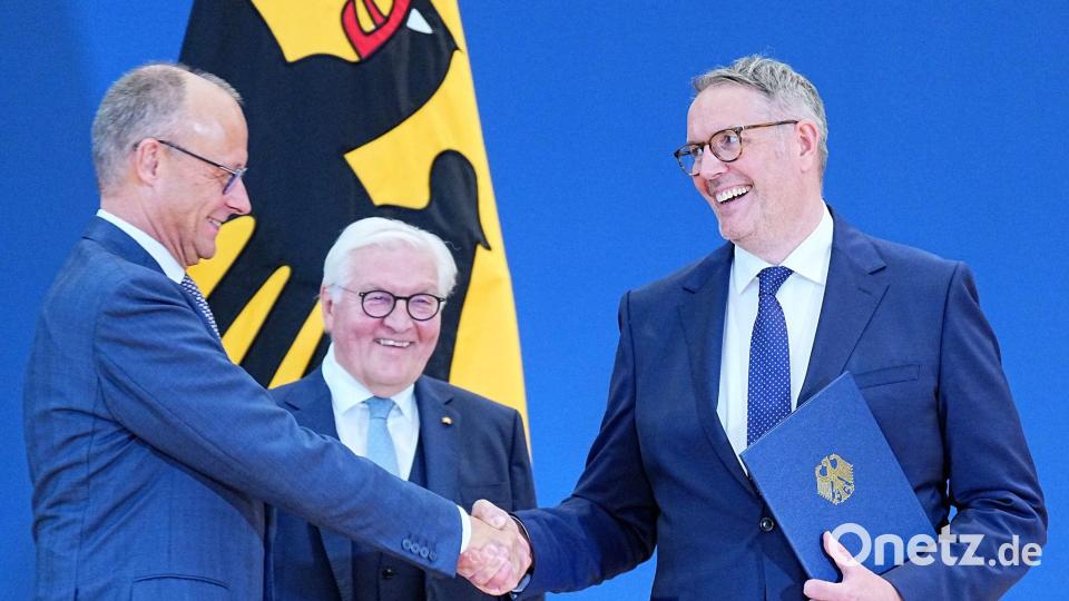 Lachende Gesichter gab es bei der Ernennung von Alexander Schweitzer (rechts). Bild: Michael Kappeler/dpa