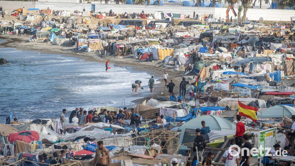 Viele Migranten hatten wochenlang unter schwierigen Bedingungen im Freien gelebt. (Archivbild) Bild: Marcos Moreno/EUROPA PRESS/dpa