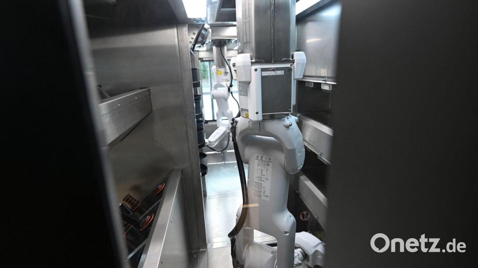 Koch mit Greifarmen: Bis zu 120 Gerichte pro Stunde kann der Roboter zubereiten. Bild: Felix Hörhager/dpa
