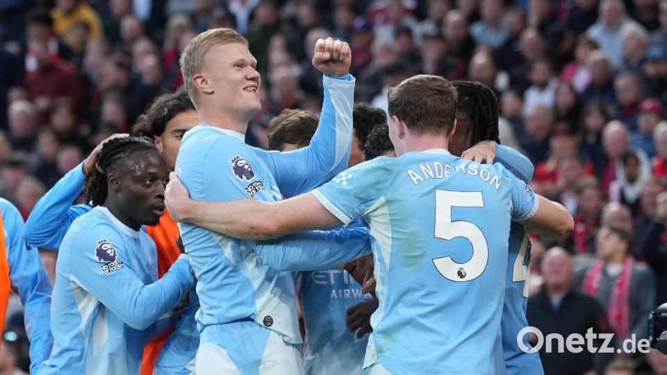 Das Team um Topstürmer Erling Haaland (M) ist Spitzenreiter der Premier League - und dennoch droht der Abstieg. (Archivbild) Bild: Jon Super/AP/dpa