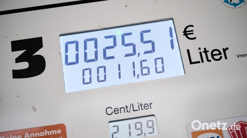 Seit Monaten sind hohe Preise für Benzin und Diesel eine Belastung für viele Verbraucher in Deutschland. (Archivbild) Bild: Sina Schuldt/dpa