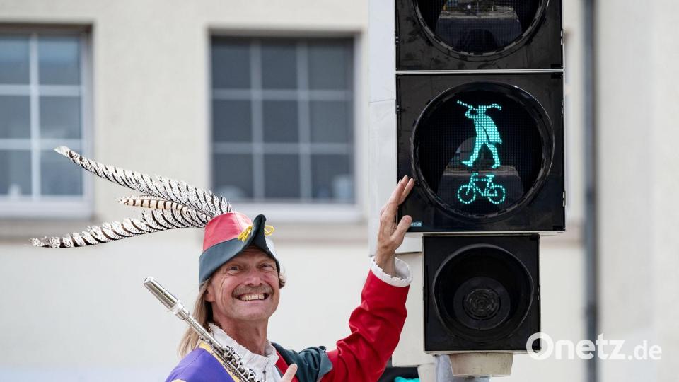 In Hameln zeigt statt des herkömmlichen Symbols ein Rattenfänger-Logo grünes Licht. (Archivbild) Bild: Peter Steffen/dpa
