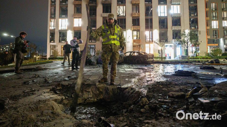 Kiew: Wohnhaus nach russischem Drohnenangriff beschädigt – Polizist sucht Drohnenteile. Bild: Evgeniy Maloletka/AP/dpa