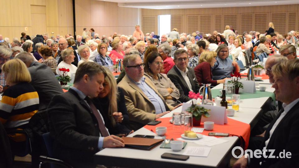 Beim Seniorennachmittag ist der Gustl-Lang-Saal gut gefüllt. Bild: Helmut Kunz