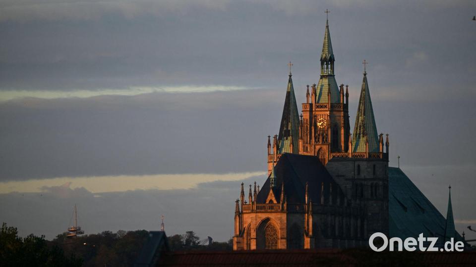 Erfurt: Blick auf den Mariendom in der Morgensonne – milde Herbststimmung Bild: Martin Schutt/dpa