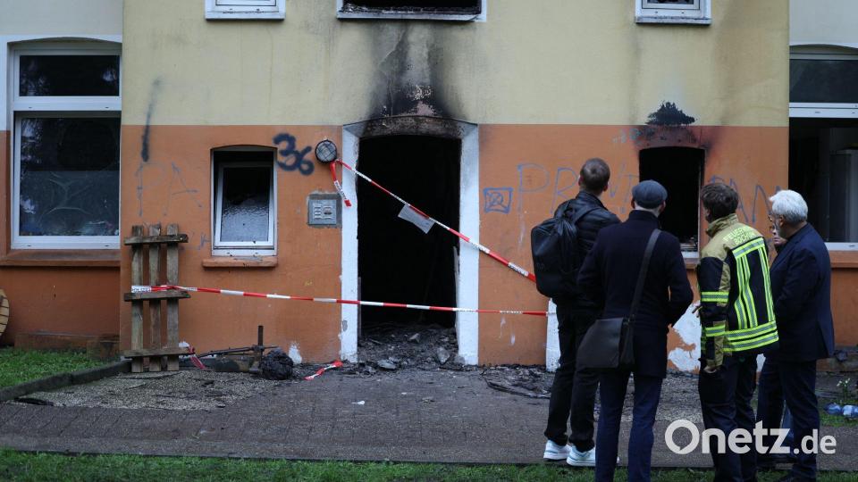Das stark beschädigte Mehrfamilienhaus nach dem Feuer in Bochum Bild: Christoph Reichwein/dpa