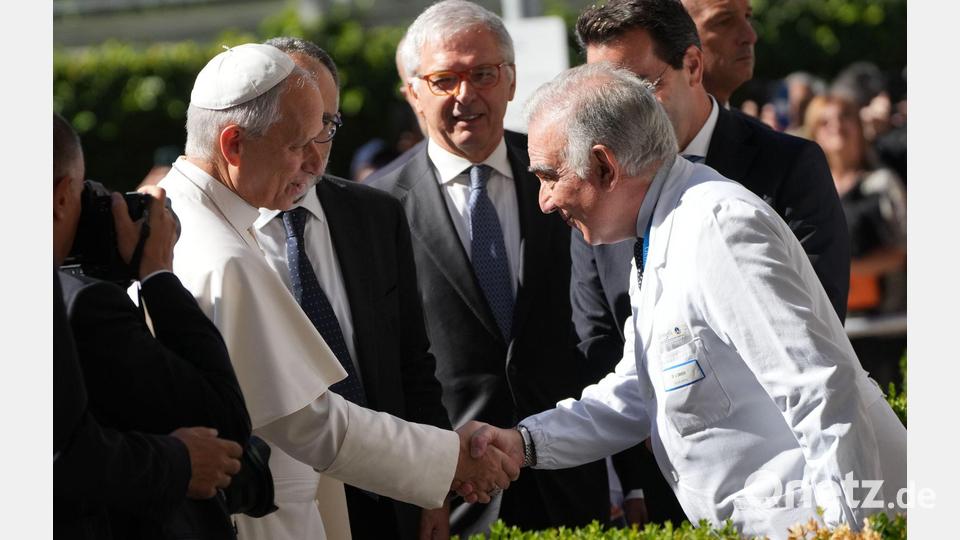 Vor der Gemelli-Klinik wurde Leo vom medizinischen Direktor Andrea Cambieri (rechts) empfangen Bild: Gregorio Borgia/AP/dpa