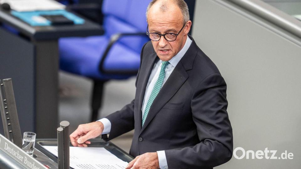 Merz spricht in seiner Regierungserklärung auch die AfD direkt an. Bild: Michael Kappeler/dpa