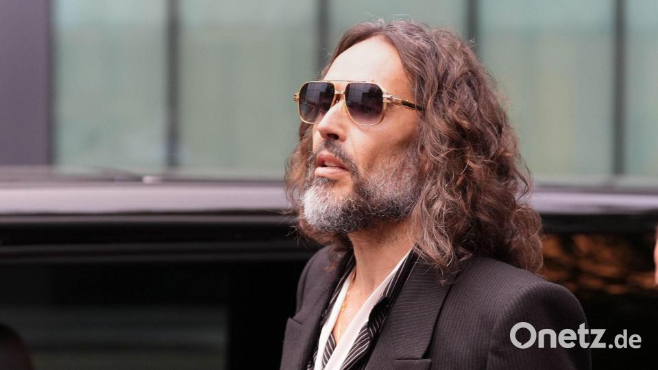 Russell Brand muss sich derzeit wegen Vorwürfen sexueller Gewalt vor Gericht verantworten. Bild: Ben Whitley/PA Wire/dpa