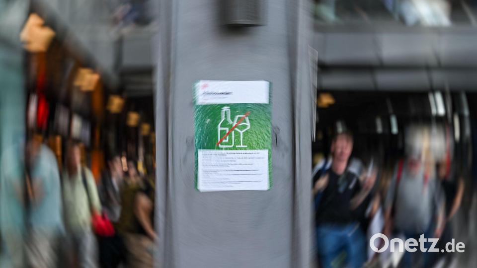 Hinweisschilder wie diese hängen ab Donnerstag in Bahnhöfen im ganzen Land. Archivbild: Britta Pedersen/dpa
