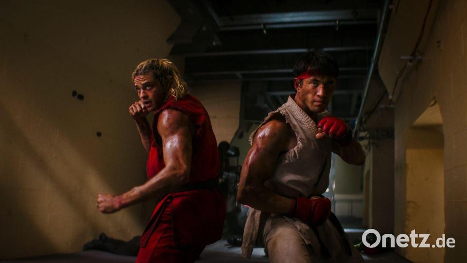 Noah Centineo (l) spielt Ken Masters und Andrew Koji Ryu. Bild: Handout / Berlin/Paramount Pictures/dpa