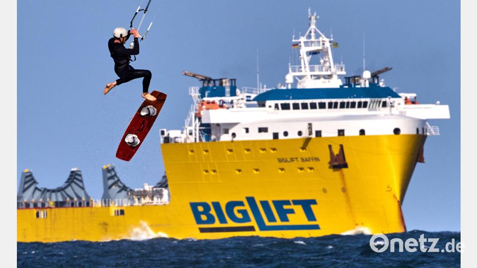 Große Sprünge in der Ostsee - ein Kitesurfer vor Warnemünde. Bild: Jens Büttner/dpa