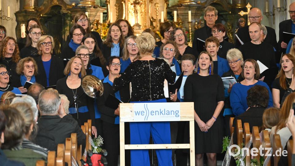 Die Freude am Singen war den Mitgliedern des Chores "Wellenklang" unter der Leitung von Stefanie Zühlke-Schmidt deutlich anzusehen. Bild: Kerstin Kiener